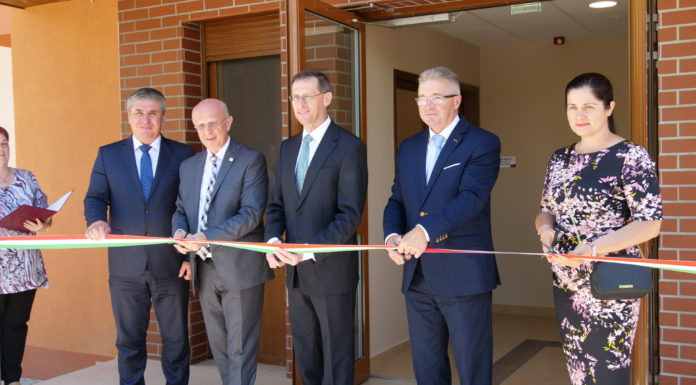 A kormány támogatja a munkaerő országon belüli mozgását – Munkásszállót adtak át Mórahalmon