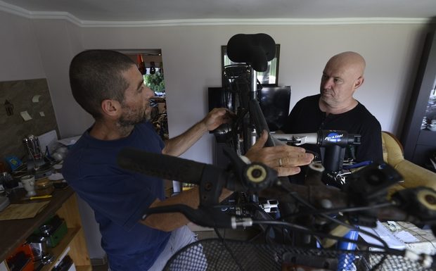 Biciklikkel segítik a homokháti rászorulókat