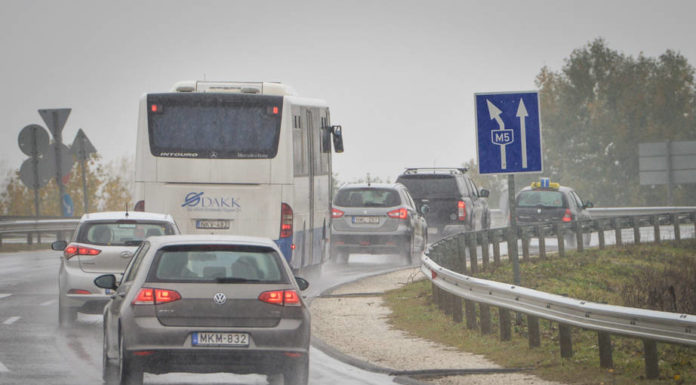 Életveszélyes az autósztráda felett átbiciklizni a bajai úton – nem csak a domaszékieket érinti