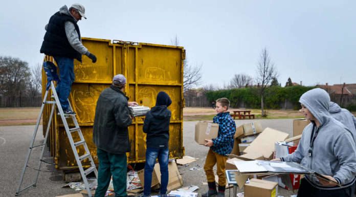 Egy tonna papírt gyűjtöttek a mórahalmi nyolcadikosok