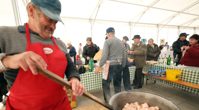 Több mint ötvenféle pálinkát neveztek a versenyre Mórahalmon