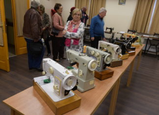 Régi varrógépekből nyílt különleges kiállítás Üllésen