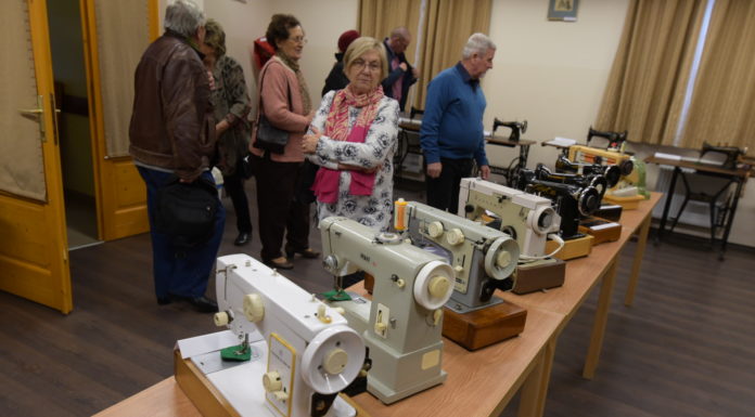 Régi varrógépekből nyílt különleges kiállítás Üllésen