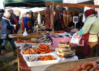 Megáldott sertések, jerke nyárson és pecsenyesütők versenye Domaszéken