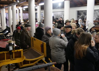 Átadták a kocsimúzeumot és kovácsműhelyet Mórahalmon – Családi történeteket mesélnek a kiállított járművek