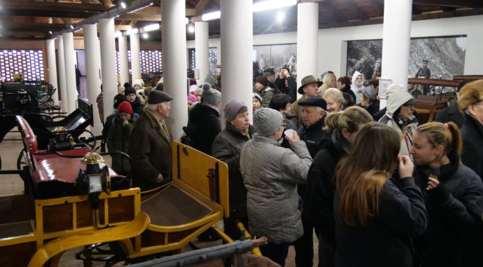 Átadták a kocsimúzeumot és kovácsműhelyet Mórahalmon – Családi történeteket mesélnek a kiállított járművek