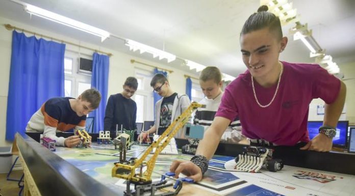 Sorra gyűjtik az elismeréseket a mórahalmi robotika szakkörös diákok