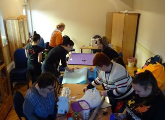 Már készítik a húsvéti ajándékokat a mórahalmi karitászosok