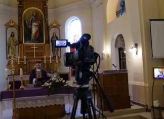 Vasárnaponként élőben közvetít szentmisét a Móra-Net TV