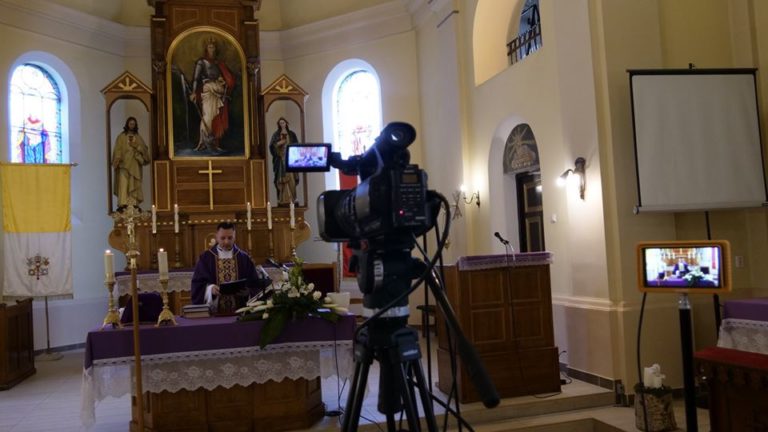 Vasárnaponként élőben közvetít szentmisét a Móra-Net TV