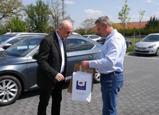 A Csongrád Megyei Önkormányzat is segít a veszélyhelyzetben – Maszkokat és mobilokat hoztak a Homokhátságra