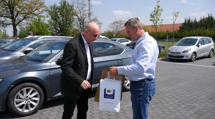 A Csongrád Megyei Önkormányzat is segít a veszélyhelyzetben – Maszkokat és mobilokat hoztak a Homokhátságra