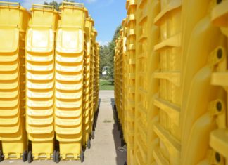 Hulladékgyűjtő edényeket osztanak Röszkén