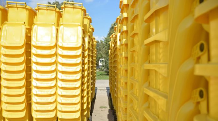 Hulladékgyűjtő edényeket osztanak Röszkén