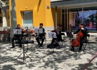 Zenél a tér a mórahalmi fürdő előtt