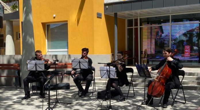 Zenél a tér a mórahalmi fürdő előtt