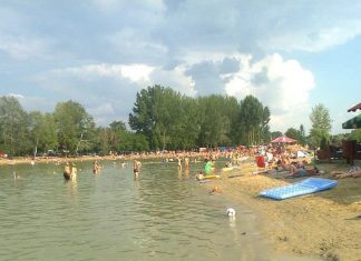 Különböző színű zászlók jelzik a vihart a Nádastó Szabadidőparkban Sándorfalván