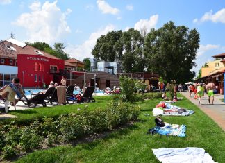 Indul a nyári turisztikai szezon Mórahalmon – éjszakai fürdőzés, elektromos kerékpár bérlés is várja a látogatókat