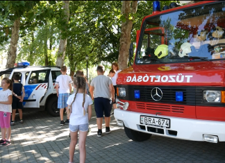 Rendhagyó napközis tábor a mórahalmi egyházi iskolában – Rendőrök, polgárőrök, tűzoltók tartottak bemutatót