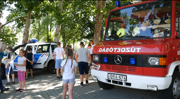 Rendhagyó napközis tábor a mórahalmi egyházi iskolában – Rendőrök, polgárőrök, tűzoltók tartottak bemutatót
