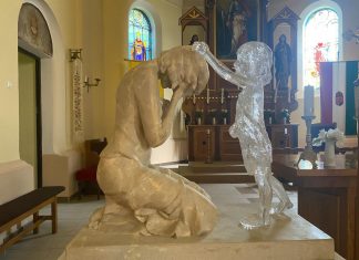A mórahalmi templomban látható a megbocsátás gyönyörű ábrázolása – A „MEG NEM SZÜLETETT GYERMEK” SZOBRA
