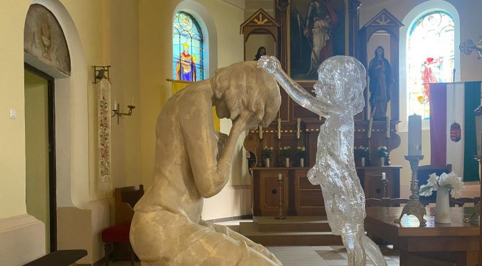 A mórahalmi templomban látható a megbocsátás gyönyörű ábrázolása – A „MEG NEM SZÜLETETT GYERMEK” SZOBRA