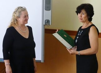 Pedagógus Szolgálati Emlékérem kitüntetést kapott Kozmáné Vastagh Judit röszkei tanító