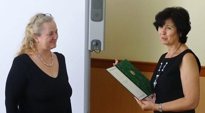 Pedagógus Szolgálati Emlékérem kitüntetést kapott Kozmáné Vastagh Judit röszkei tanító