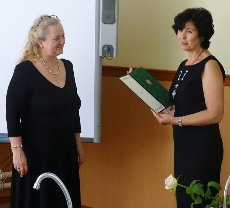 Pedagógus Szolgálati Emlékérem kitüntetést kapott Kozmáné Vastagh Judit röszkei tanító