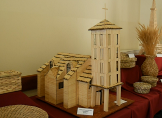 Közel 9000 gyufából készült el az üllési templom – Helyi kézművesek munkáiból nyílt kiállítás a településen (galéria)