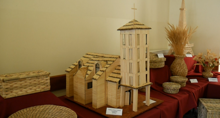 Közel 9000 gyufából készült el az üllési templom – Helyi kézművesek munkáiból nyílt kiállítás a településen (galéria)