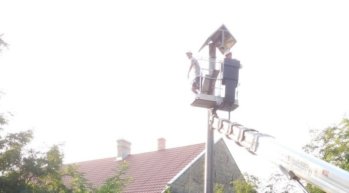 Összefogásból került új harangláb a röszkei Kalmár-kereszthez