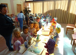 Mesehősök elevenedtek meg az Aranyszömben – Horgolt Vuk, Lúdas Matyi és Vízipók csal mosolyt a gyermekarcokra (Galéria)