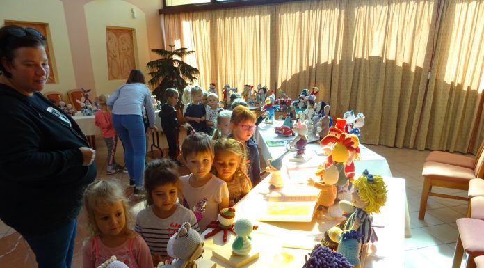 Mesehősök elevenedtek meg az Aranyszömben – Horgolt Vuk, Lúdas Matyi és Vízipók csal mosolyt a gyermekarcokra (Galéria)