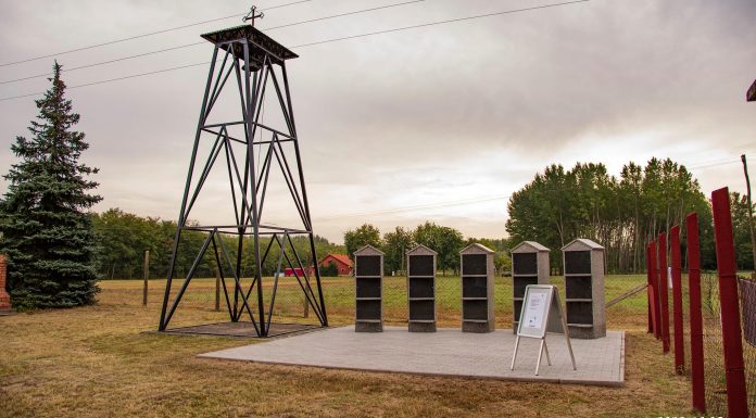 Átadták az új urnafalat az öttömösi temetőben