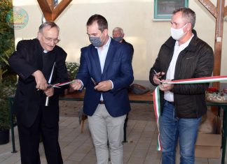 Ünnepélyes keretek között adták át Domaszéken az új fedett termékteret