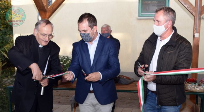 Ünnepélyes keretek között adták át Domaszéken az új fedett termékteret