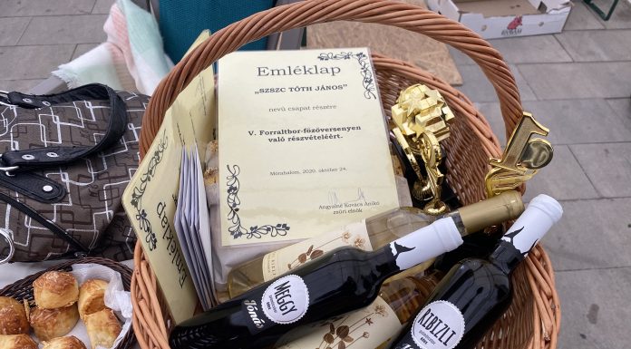 Dupla győzelem a forraltbor-főző versenyen: a Tóth János iskola diákjai a zsűri és a közönség szívét is meghódították főztjükkel (Galéria)