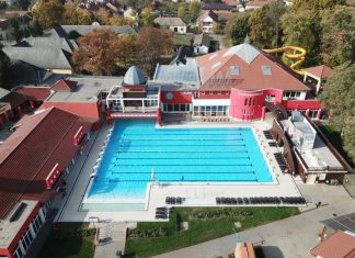 Úszni a Móradombi uszodában lehet – Idén nem kerül fel a sátor a fürdő úszómedencéjére