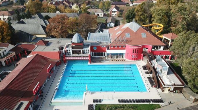 Úszni a Móradombi uszodában lehet – Idén nem kerül fel a sátor a fürdő úszómedencéjére