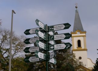 Színes és informatív turisztikai táblákkal várja vissza Mórahalom a turistákat