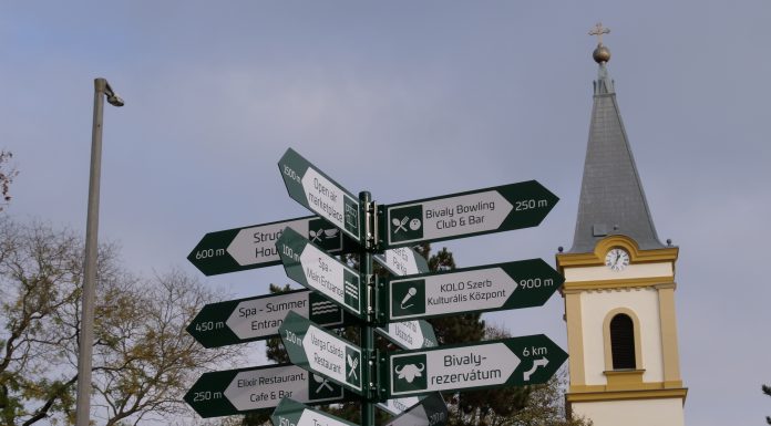 Színes és informatív turisztikai táblákkal várja vissza Mórahalom a turistákat