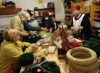 Készülnek az adventi díszek a karitász mórahalmi csoportjában