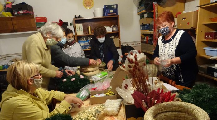 Készülnek az adventi díszek a karitász mórahalmi csoportjában