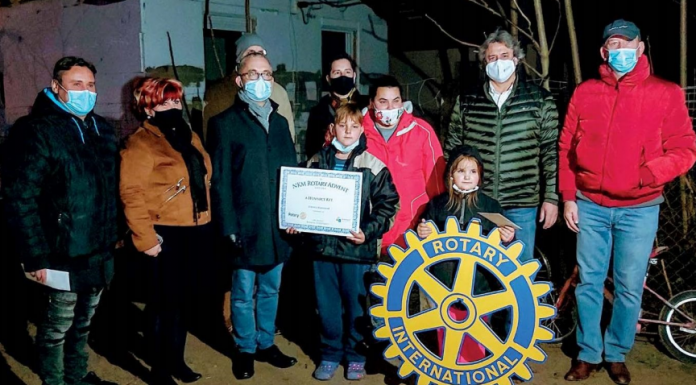 Sándorfalván három család kapott karácsonyi ajándékot a rotaristáktól