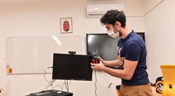 Száz monitort kapott a mórahalmi Tóth János iskola