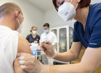 Akik regisztráltak az oltásra, figyeljék telefonjukat!