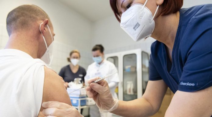 Akik regisztráltak az oltásra, figyeljék telefonjukat!