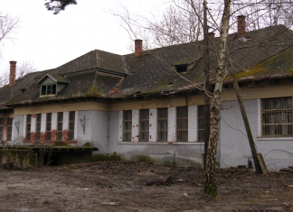 Végre elkezdhette a röszkei önkormányzat a régi laktanya helyrehozatalát