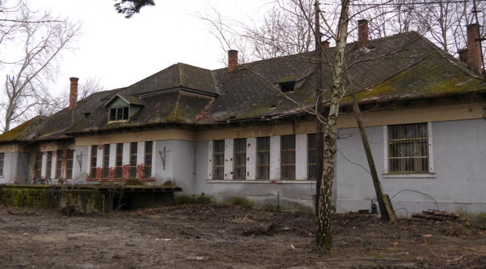 Végre elkezdhette a röszkei önkormányzat a régi laktanya helyrehozatalát